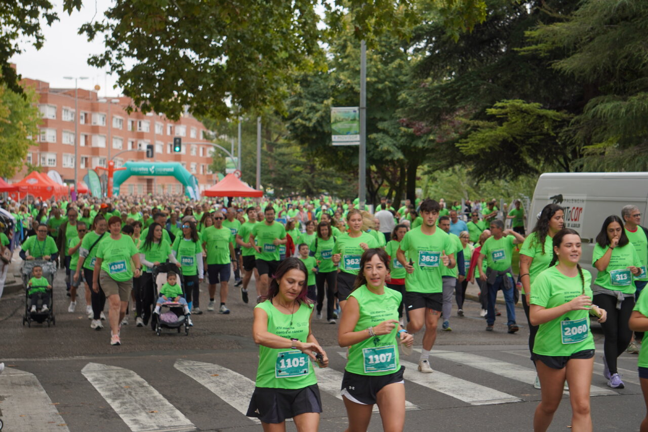 Participantes vestidos de verde en la Carrera contra el Cáncer en Palencia