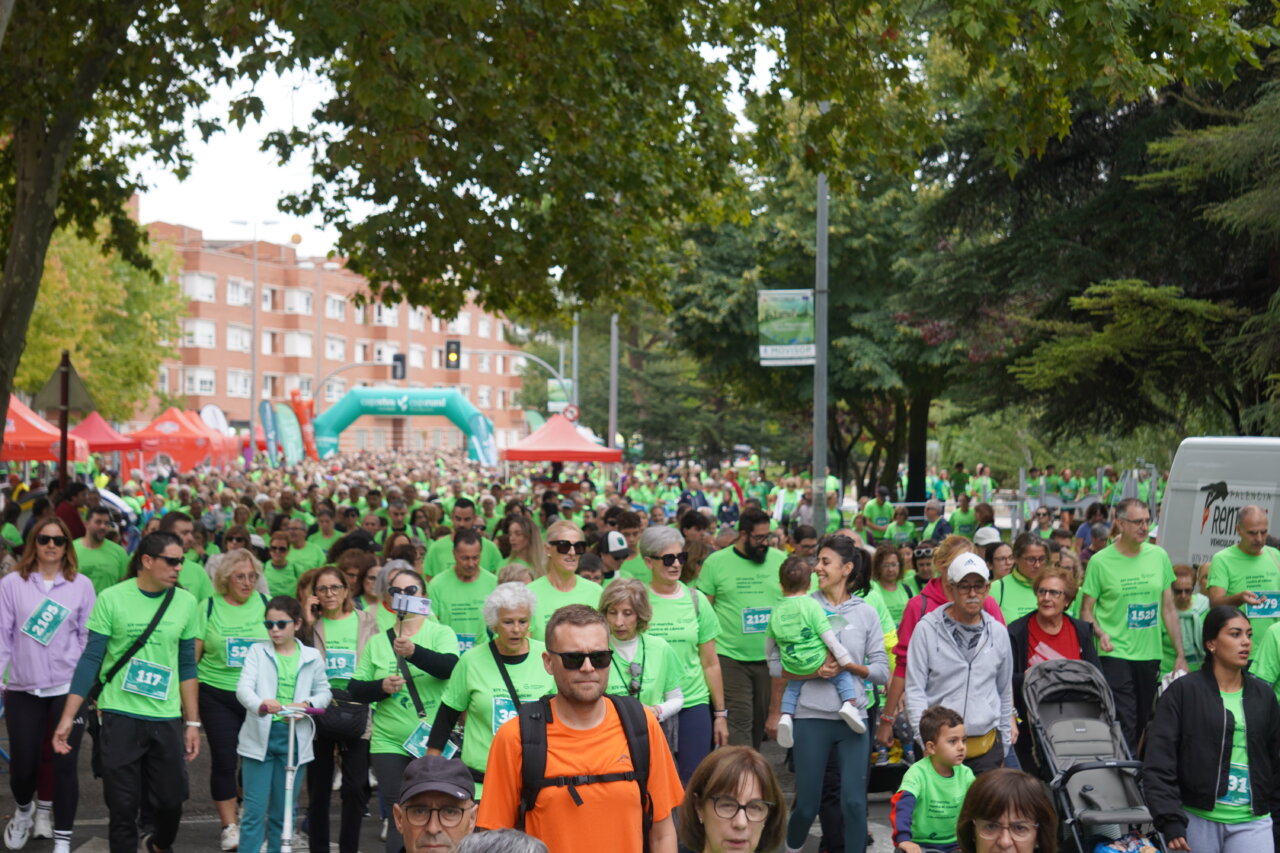 Participantes en la carrera contra el cáncer vistiendo camisetas verdes en Palencia.