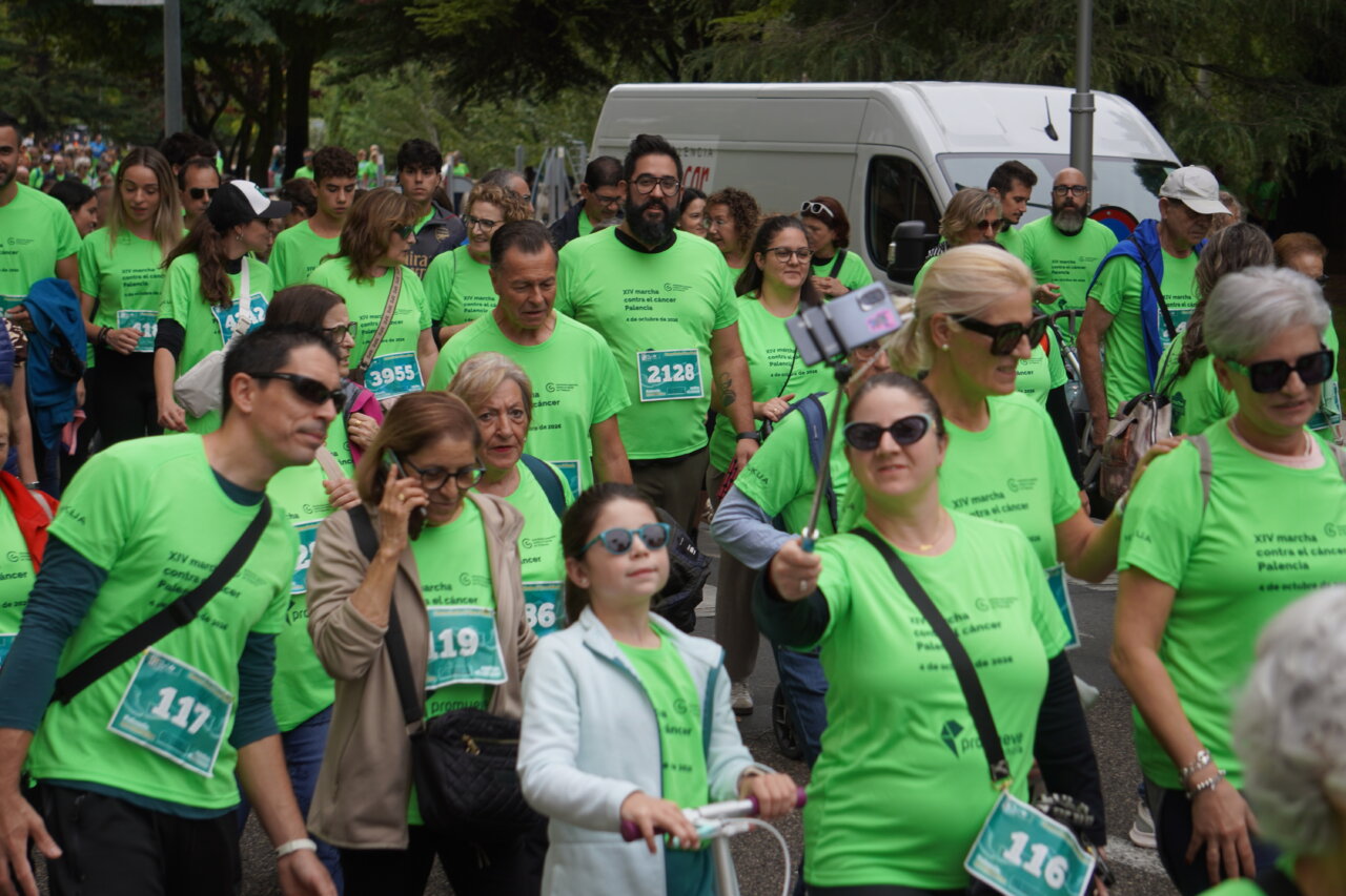Participantes de la carrera contra el cáncer vistiendo camisetas verdes
