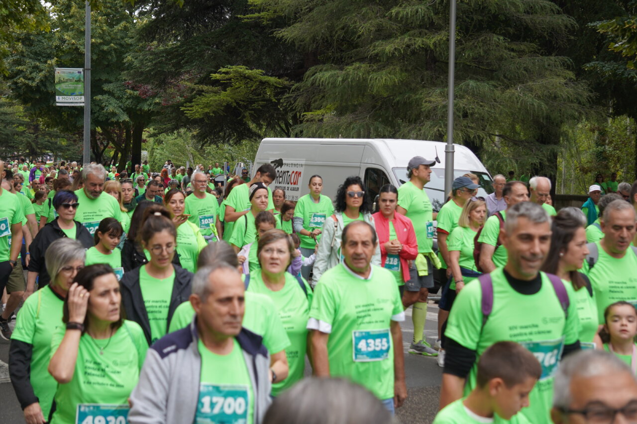 Participantes en la carrera contra el cáncer vistiendo camisetas verdes