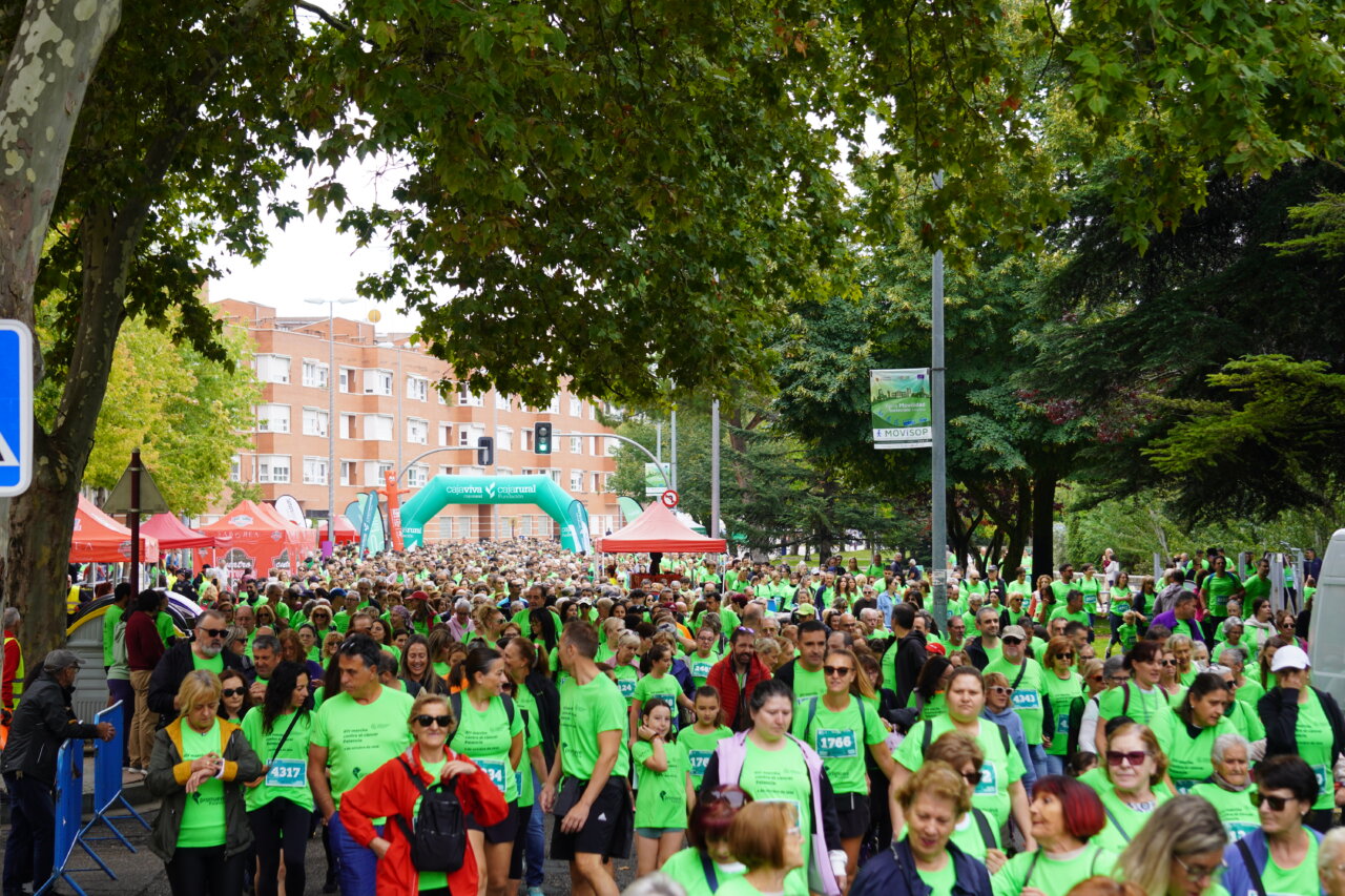 Multitud de personas vestidas de verde en la Carrera contra el Cáncer en Palencia
