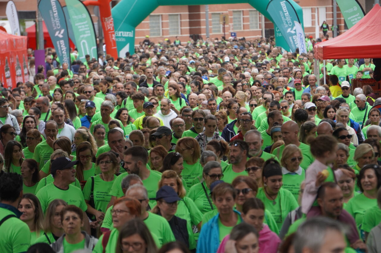 Multitud de participantes con camisetas verdes en la carrera contra el cáncer en Palencia