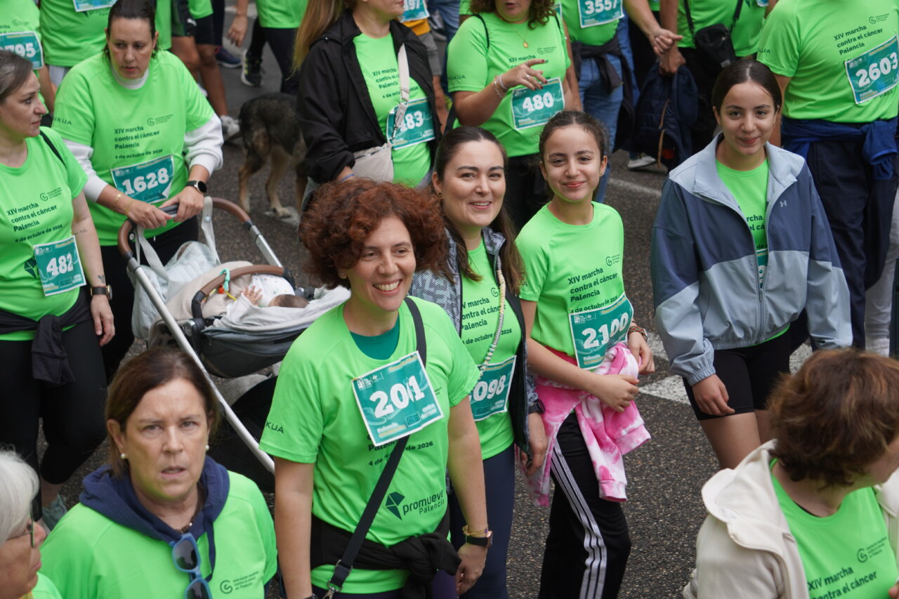 Participantes de la carrera contra el cáncer en Palencia con camisetas verdes