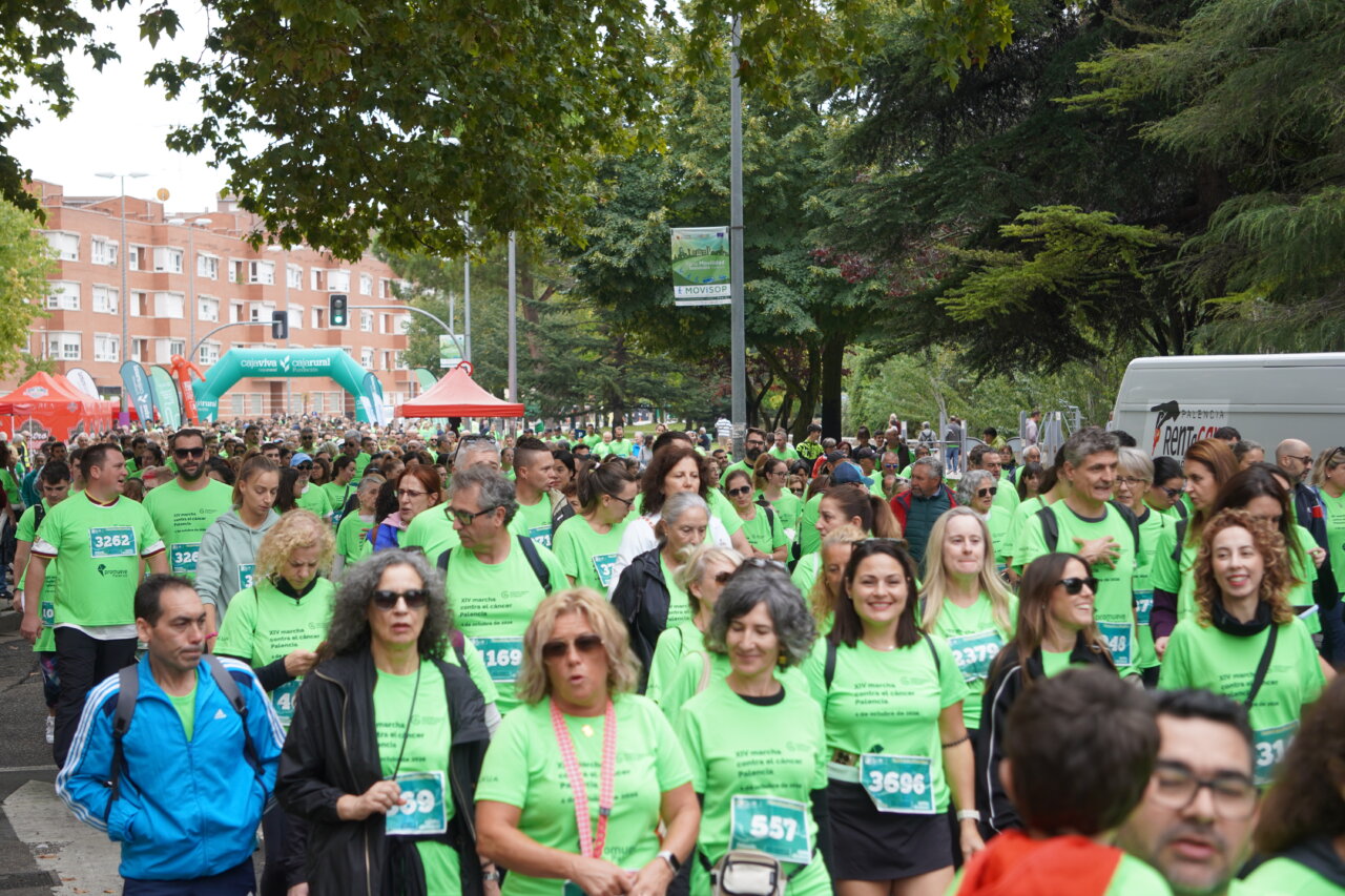 Participantes de la carrera contra el cáncer en Palencia vistiendo camisetas verdes