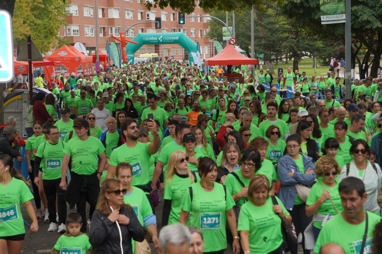 Multitud de personas con camisetas verdes en una carrera contra el cáncer en Palencia