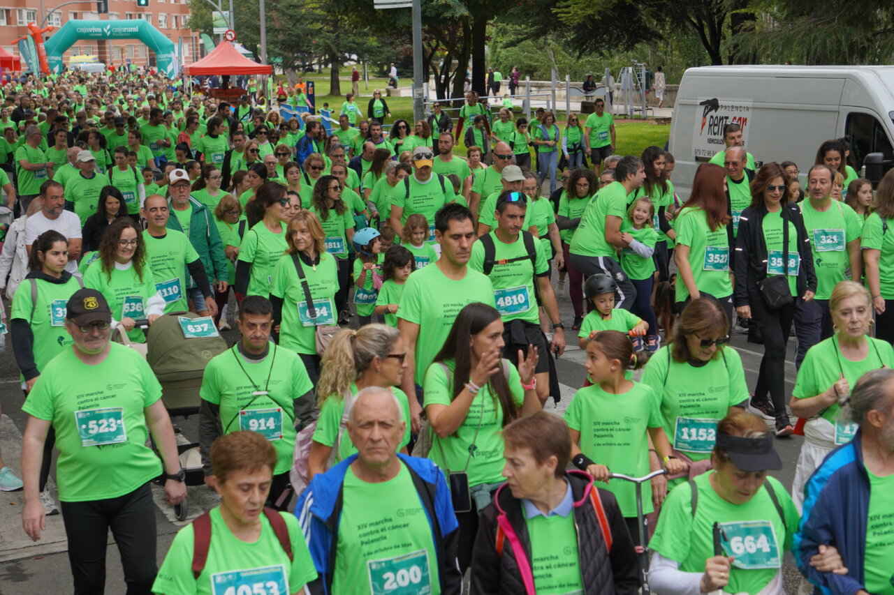 Participantes vestidos de verde en la Carrera contra el Cáncer en Palencia