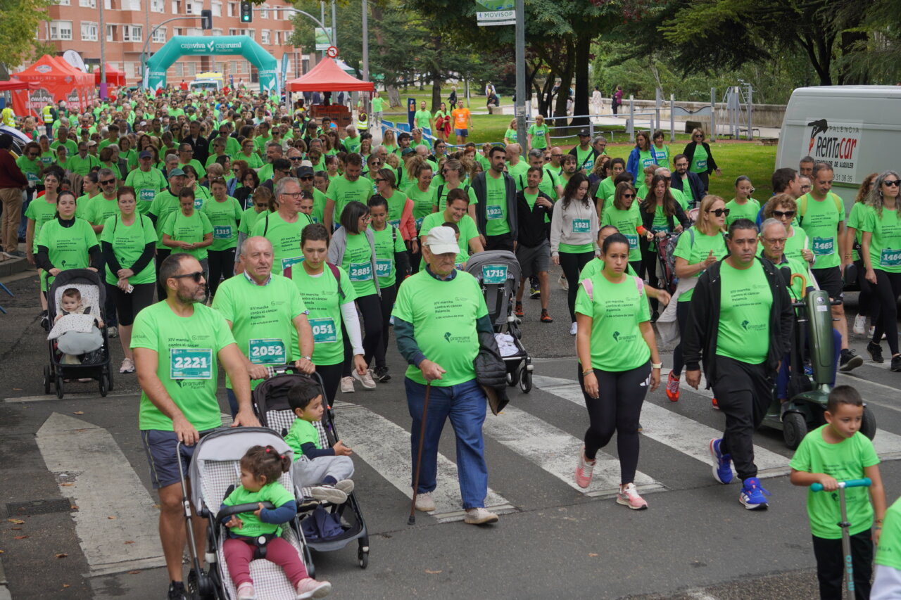 Participantes en la carrera contra el cáncer vistiendo camisetas verdes