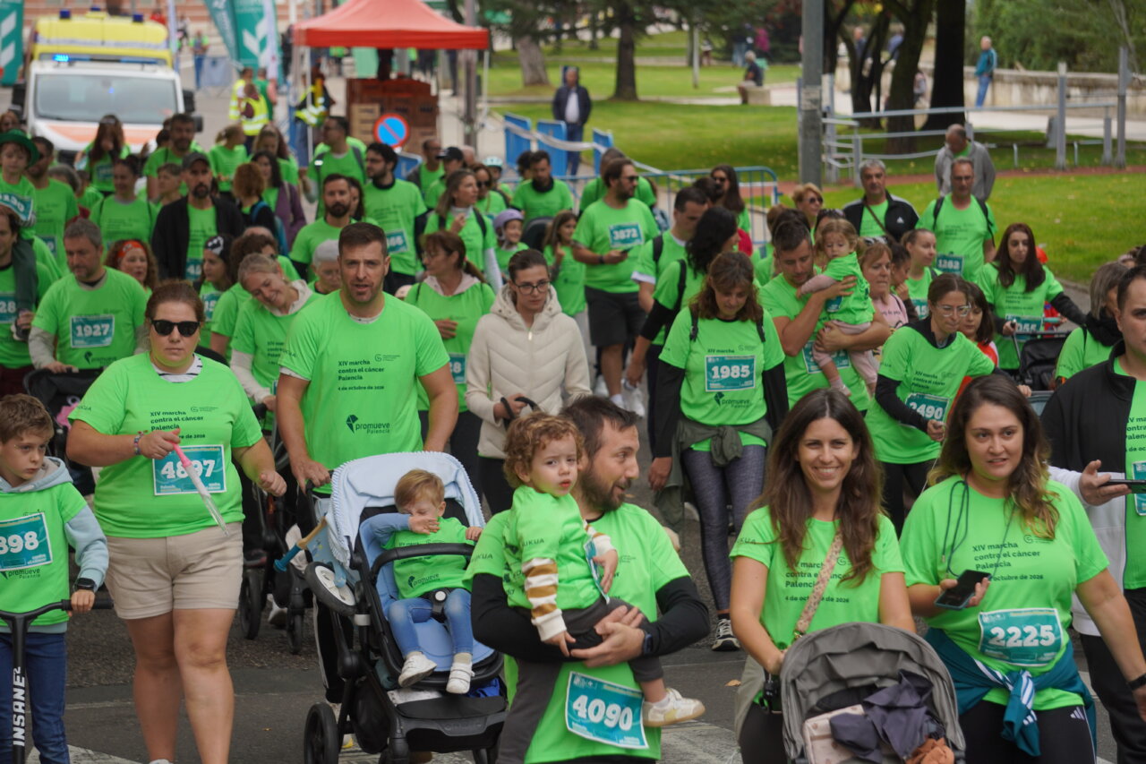 Participantes de la carrera contra el cáncer en Palencia con camisetas verdes