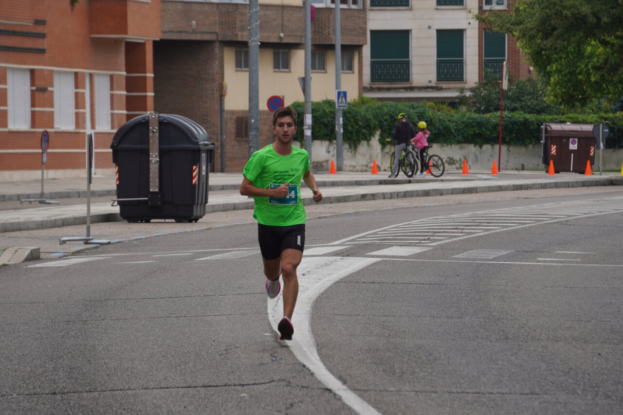 Corredor participando en la Carrera contra el Cáncer en Palencia