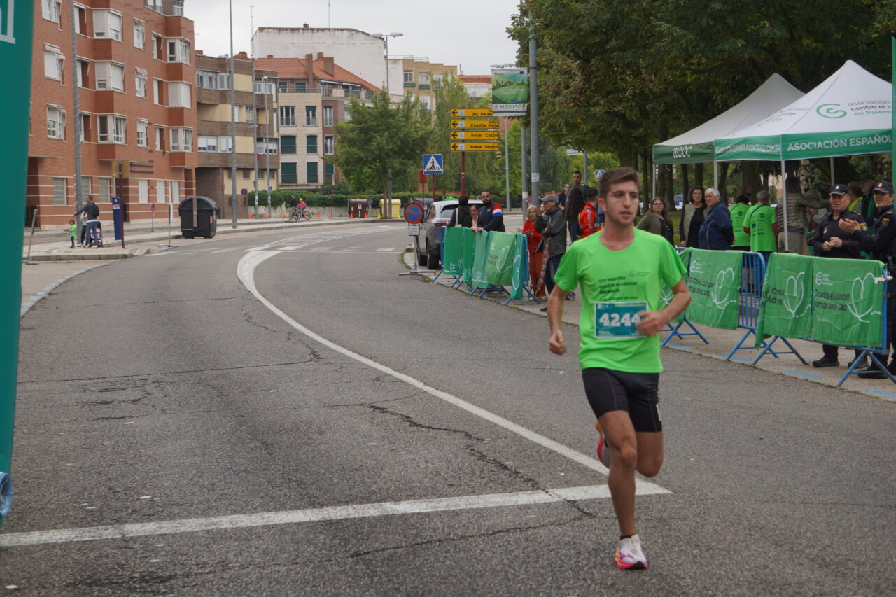 Corredor participando en la Carrera contra el Cáncer en Palencia