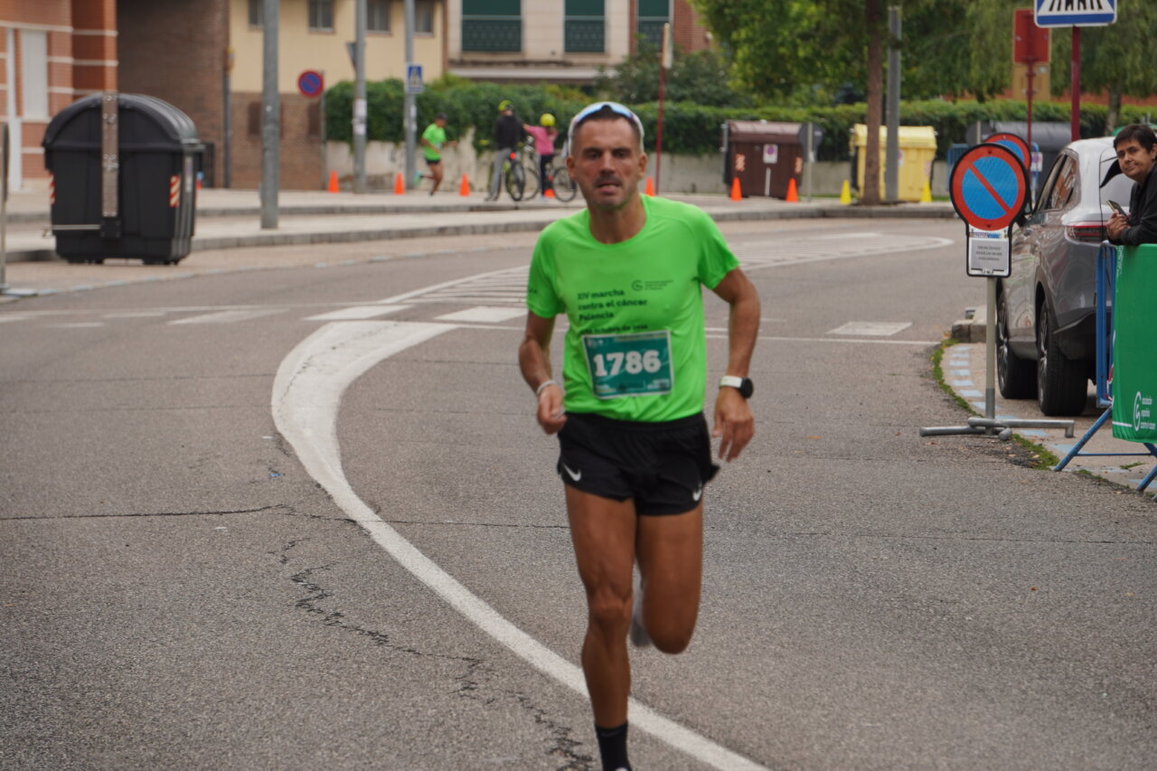 Corredor participando en la carrera contra el cáncer en Palencia