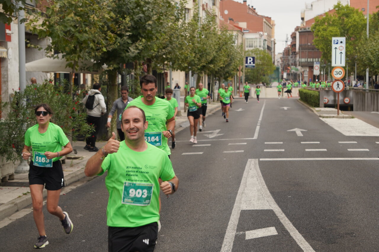 Participantes corriendo en la Carrera contra el Cáncer en Palencia