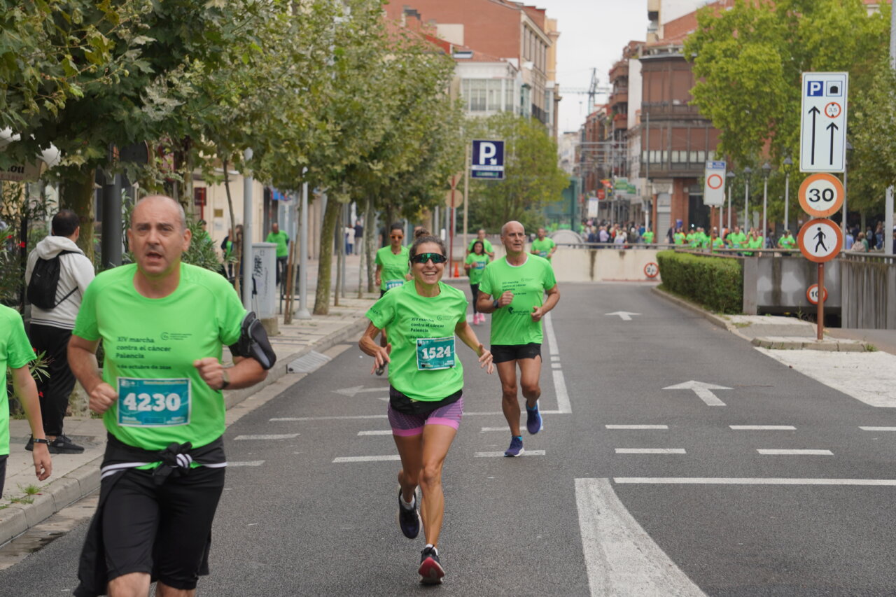 Participantes corriendo en la carrera contra el cáncer en Palencia