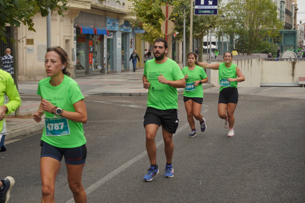 Participantes corriendo en la Carrera contra el Cáncer en Palencia