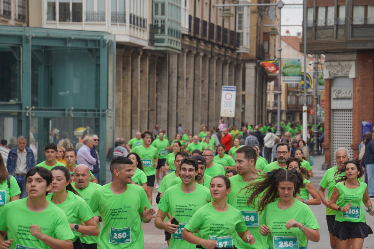 Participantes corriendo en la carrera contra el cáncer en Palencia