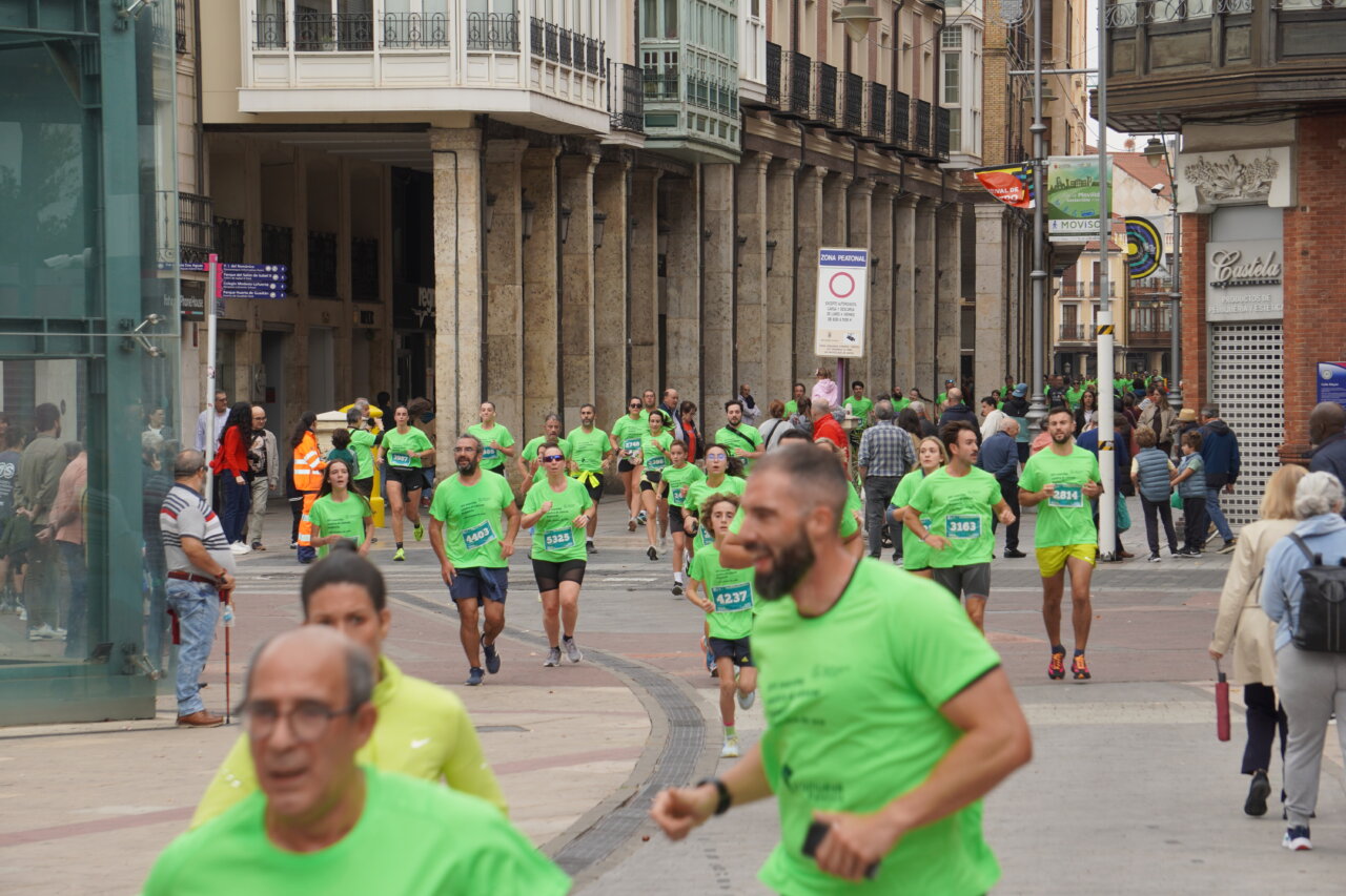 Participantes corriendo en la Carrera contra el Cáncer en Palencia