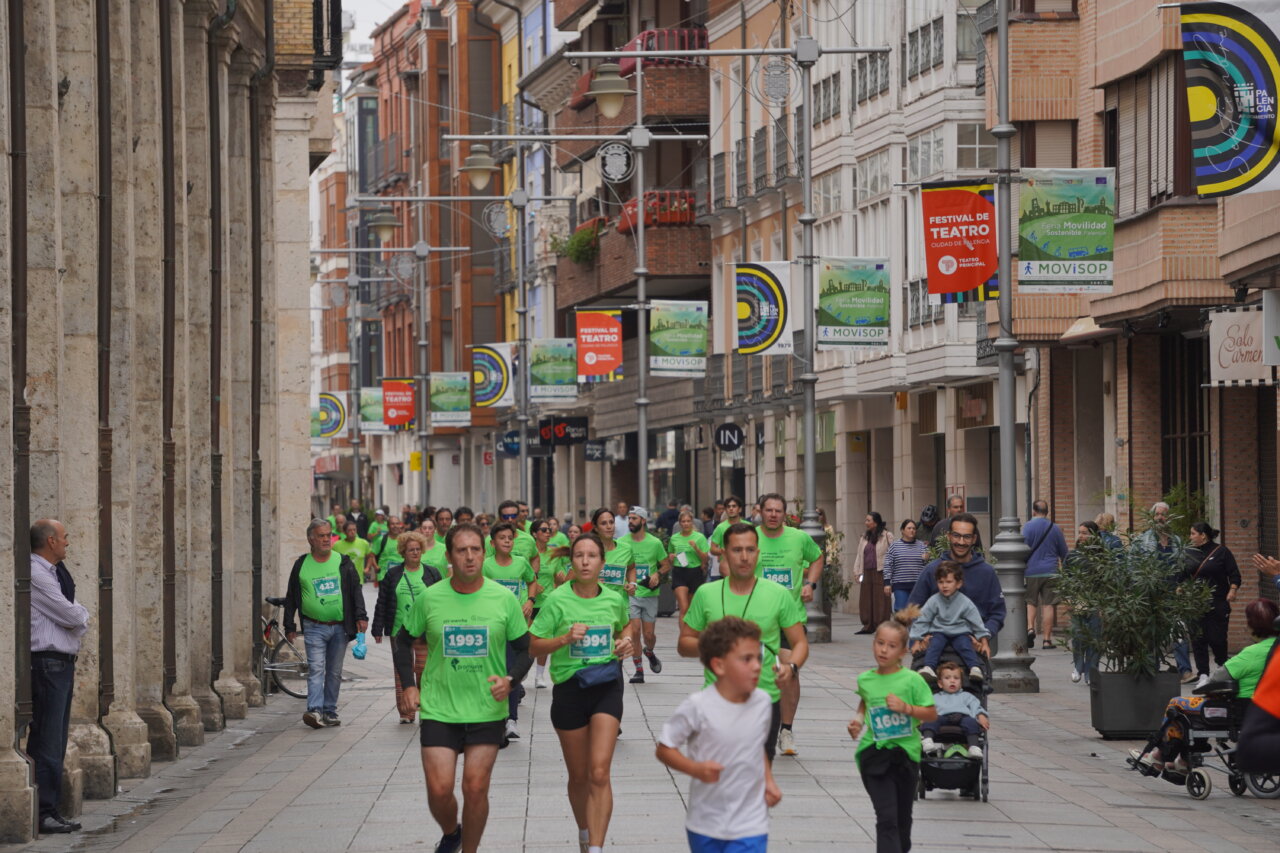 Participantes corriendo en la Carrera contra el Cáncer en Palencia