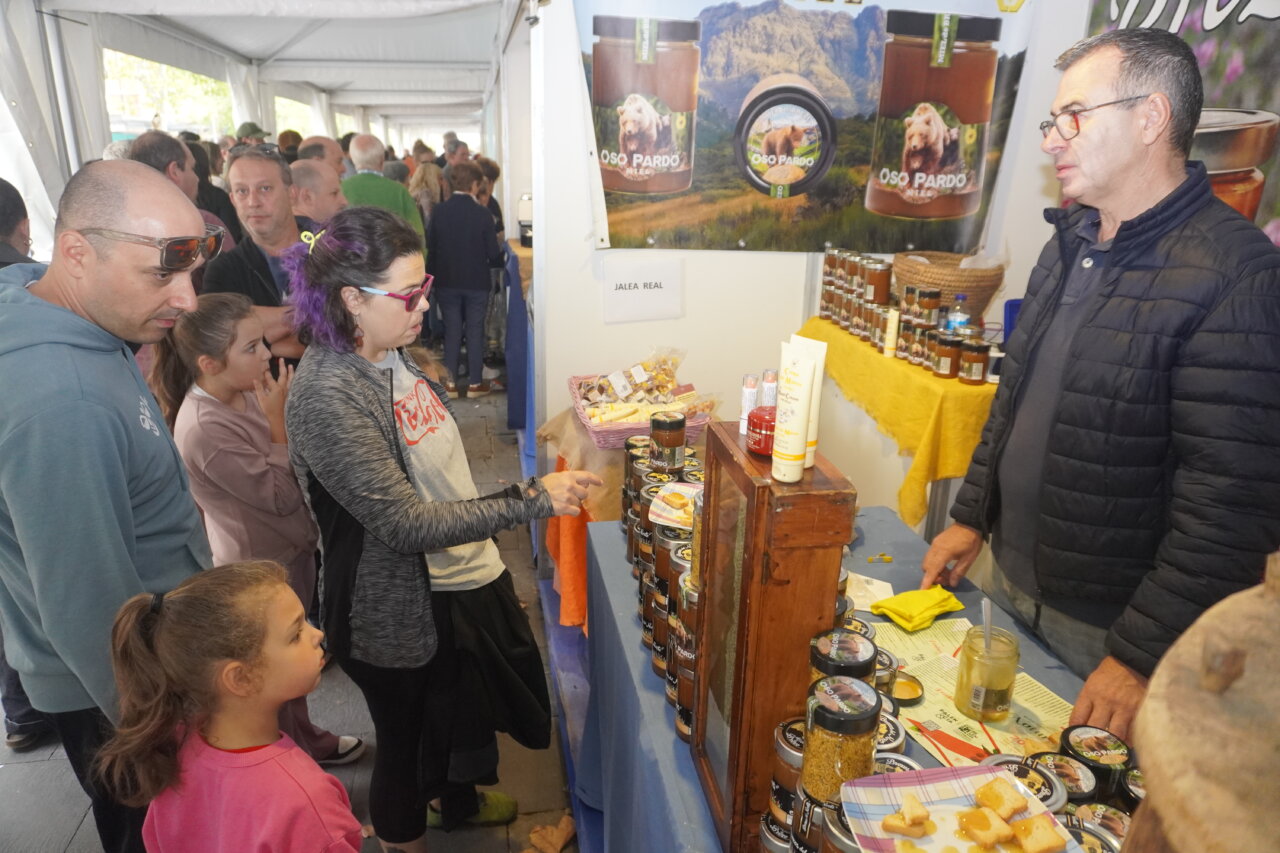 Personas en un puesto de la feria NaturPal en Palencia
