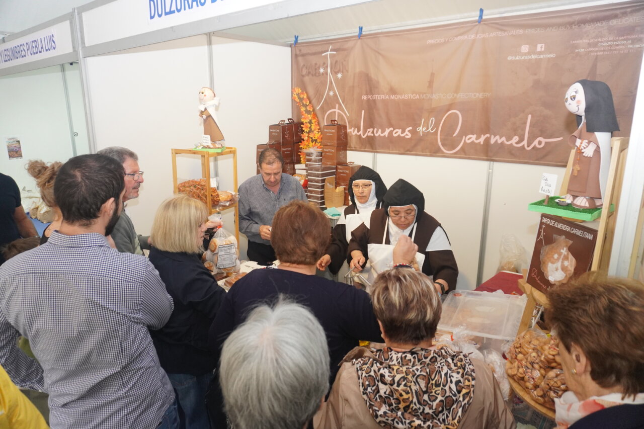 Personas comprando en un puesto de la feria NaturPal en Palencia