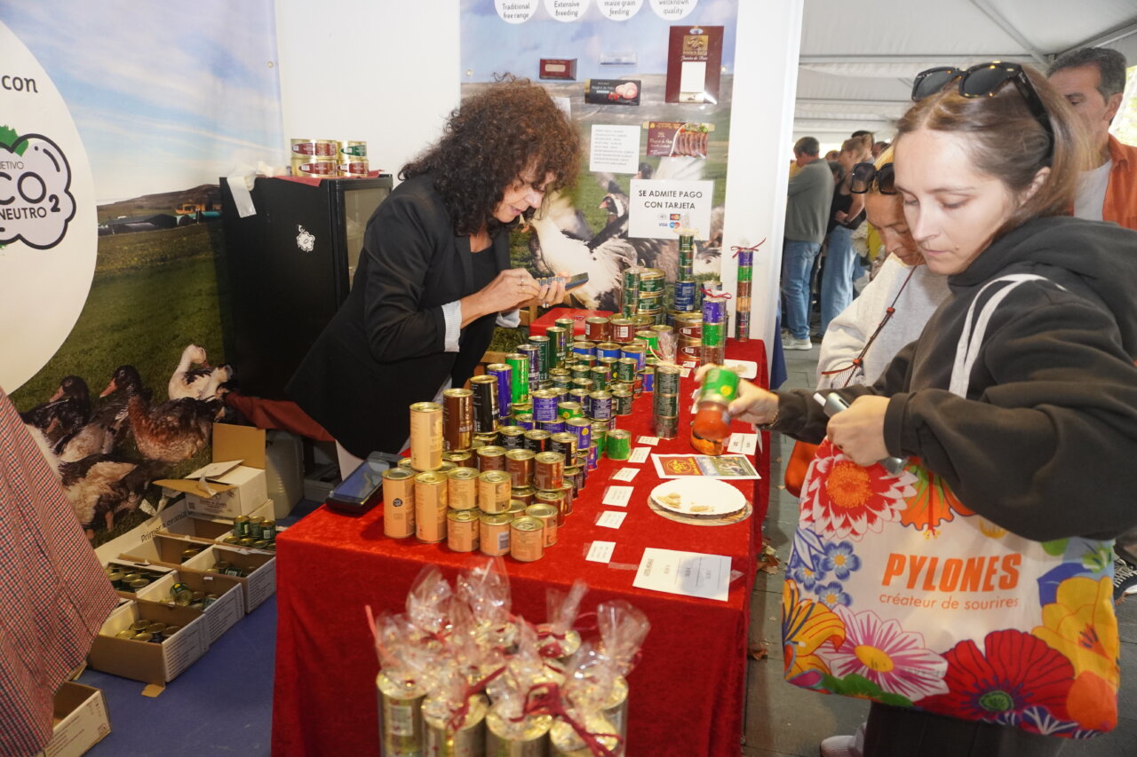 Mujer comprando productos en la feria NaturPal en Palencia
