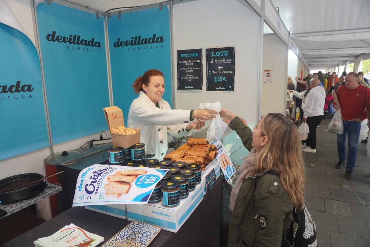 Mujer vendiendo productos en un puesto de la feria NaturPal en Palencia.