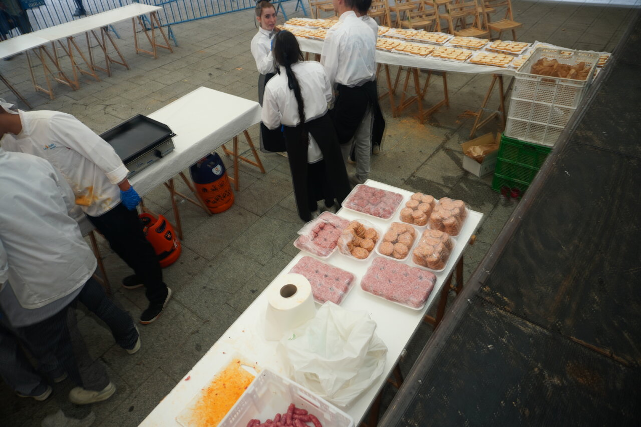 Preparación de hamburguesas en la feria NaturPal en Palencia