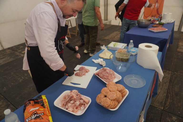 Carnicero preparando hamburguesas con ingredientes frescos en Naturpal