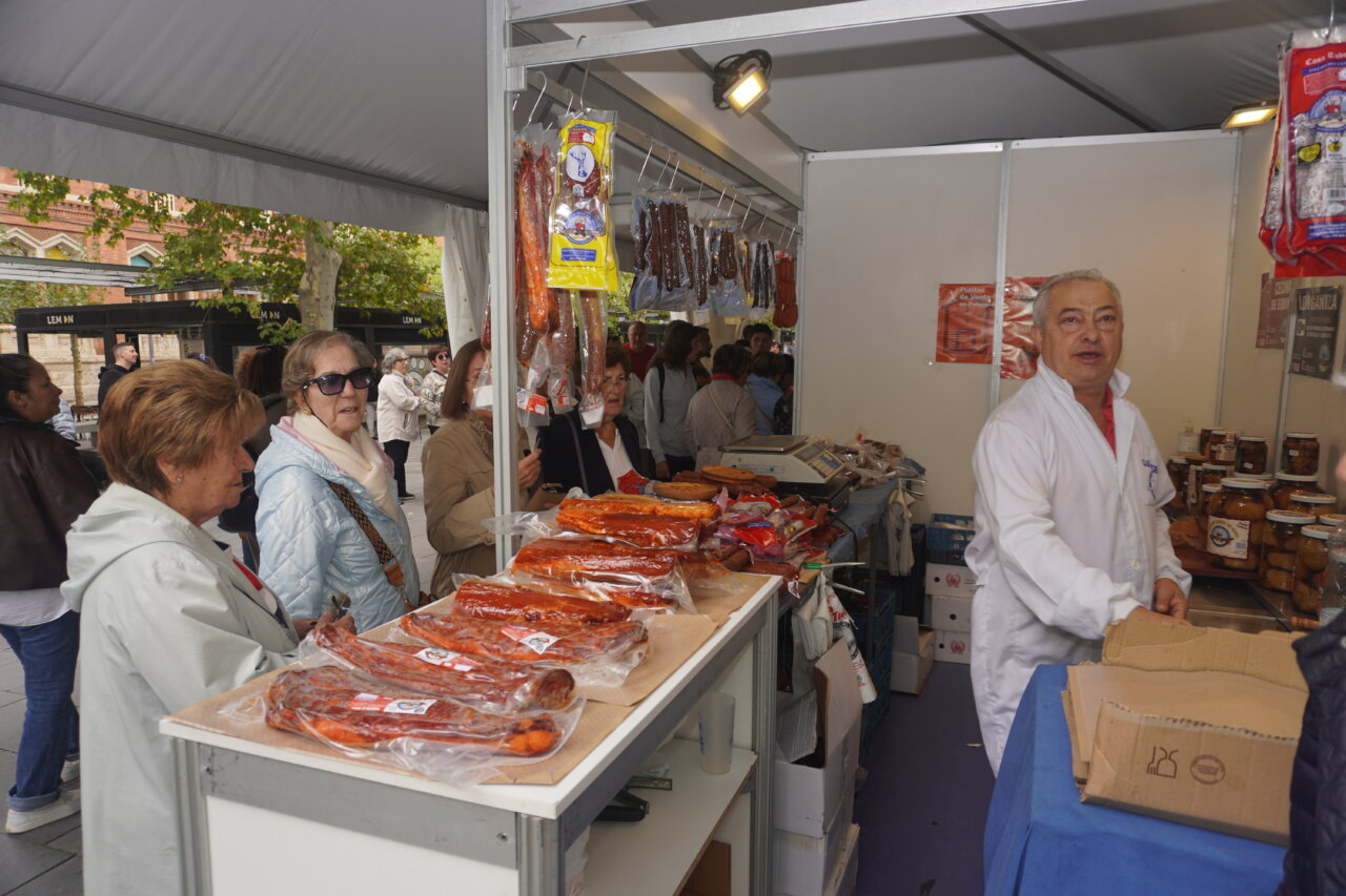 Puesto de venta en la feria NaturPal con productos cárnicos