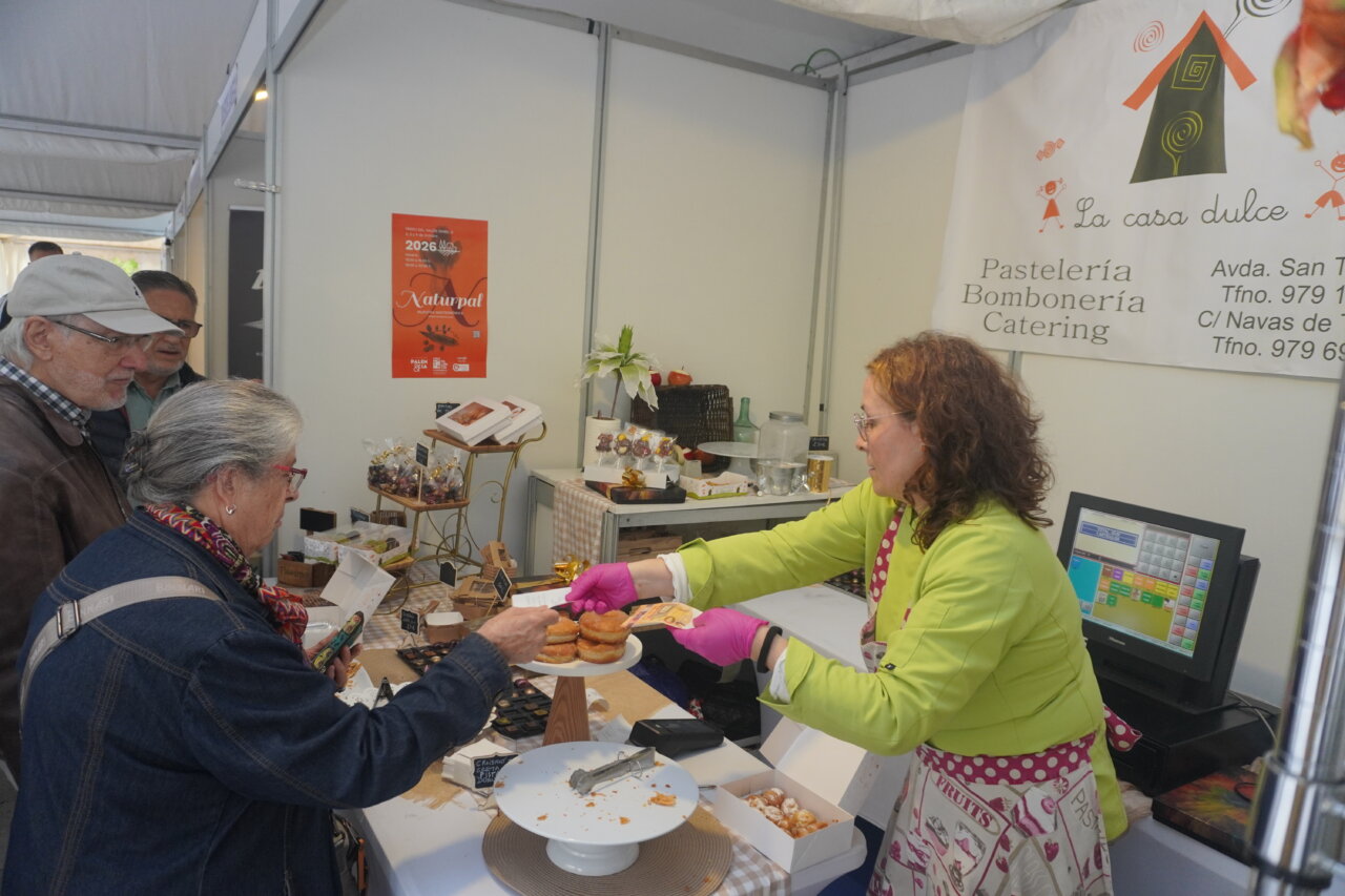 Mujer sirviendo productos en la feria Naturpal en Palencia