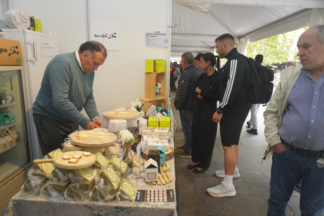 Carnicero preparando hamburguesas en la feria NaturPal en Palencia.