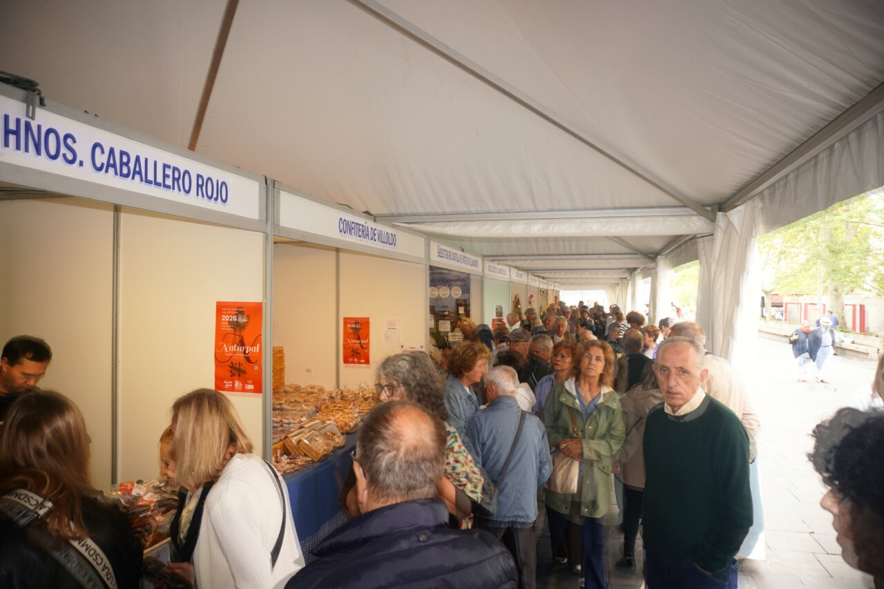 Multitud de personas en la feria Naturpal de Palencia