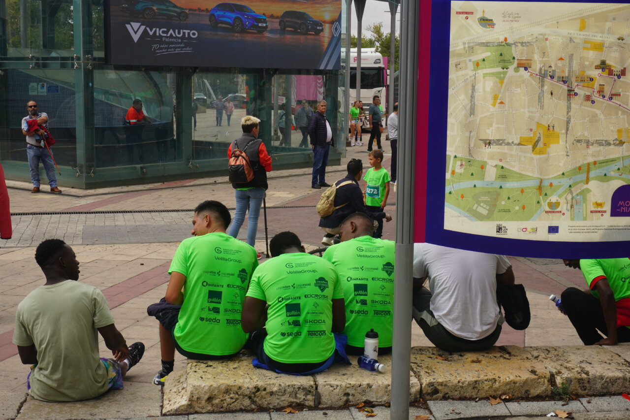 Participantes en la Carrera contra el Cáncer en Palencia, vestidos de verde.