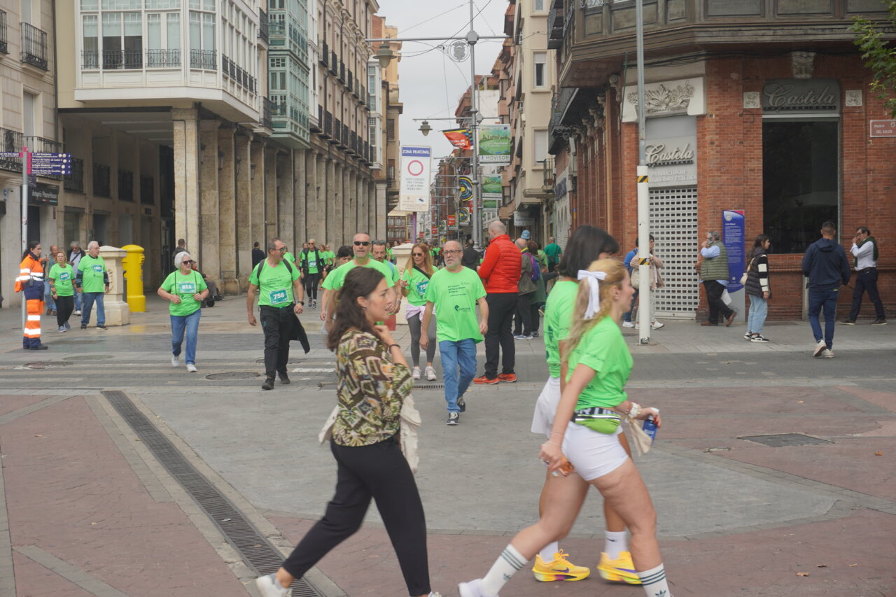 Participantes de la carrera contra el cáncer vistiendo camisetas verdes en Palencia