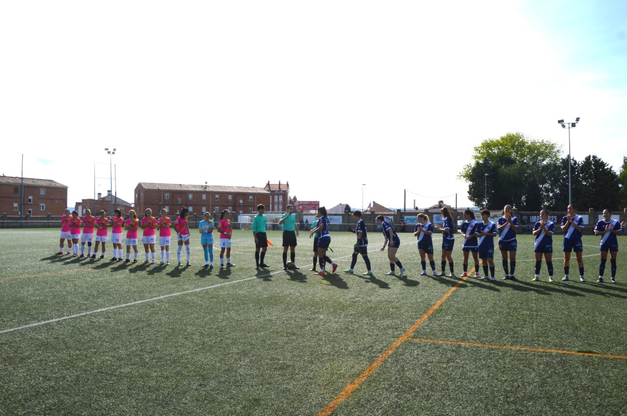 Jugadoras de fútbol femenino en el campo durante un partido