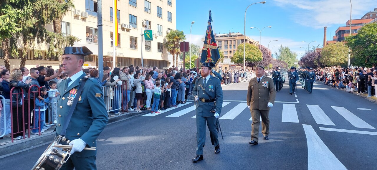 Desfile del Día de la Hispanidad con militares y público en la calle
