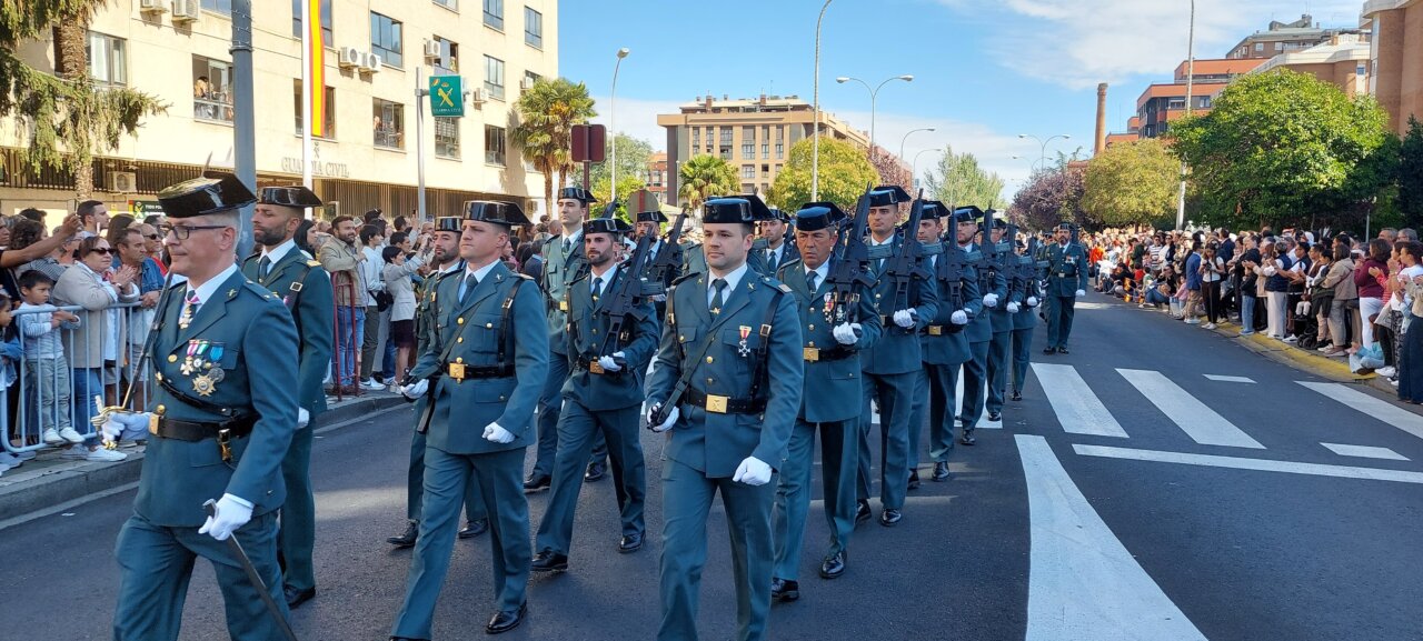 Desfile del Día de la Hispanidad con guardia civil marchando