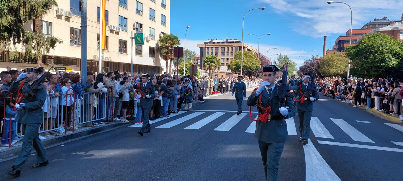 Desfile del Día de la Hispanidad con guardia civil y público