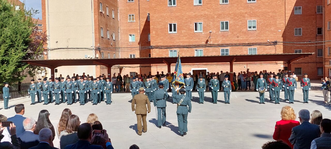 Ceremonia del Día de la Hispanidad con guardia en uniforme
