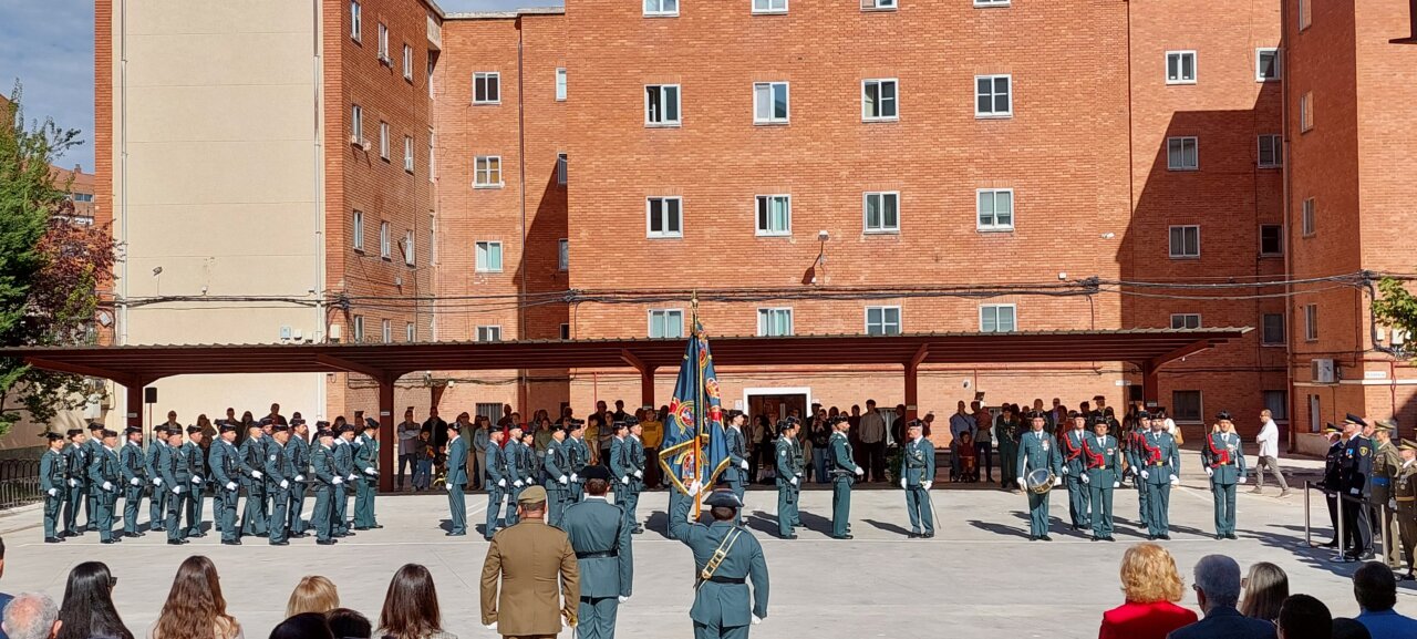 Ceremonia del Día de la Hispanidad con guardia y público presente