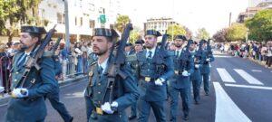 Desfile del Día de la Hispanidad con guardias armados en formación