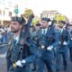 Desfile del Día de la Hispanidad con guardias armados en formación