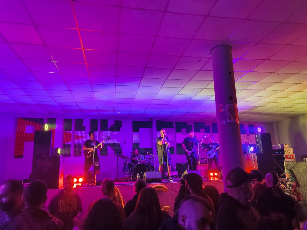 Concierto de punk en San Cebrián de Campos con luces de colores