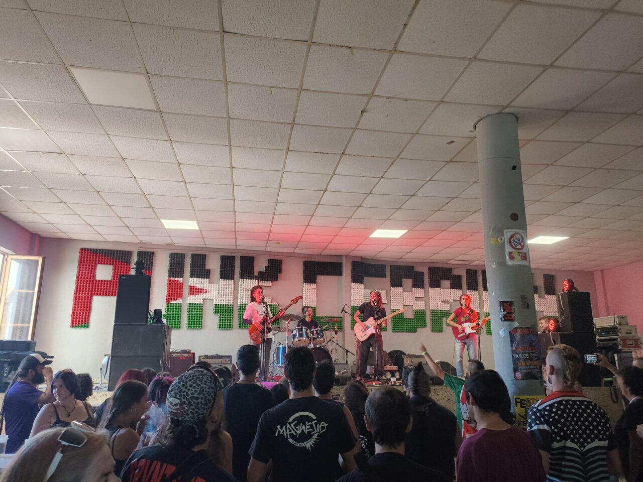 Concierto de punk en San Cebrián de Campos durante el festival Punk Cebrián