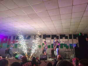 Concierto de punk en San Cebrián de Campos con fuegos artificiales.