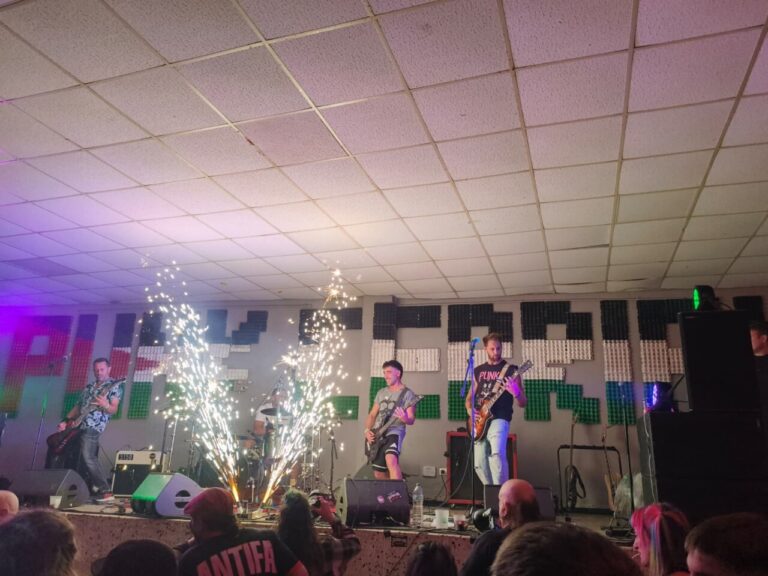 Concierto de punk en San Cebrián de Campos con fuegos artificiales.
