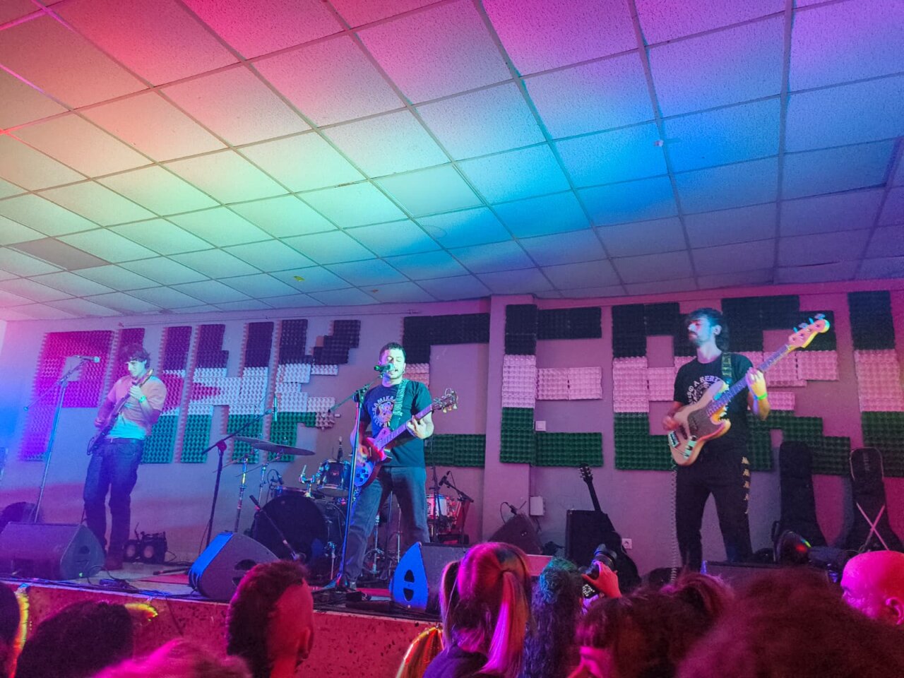 Concierto de punk en San Cebrián de Campos con luces de colores