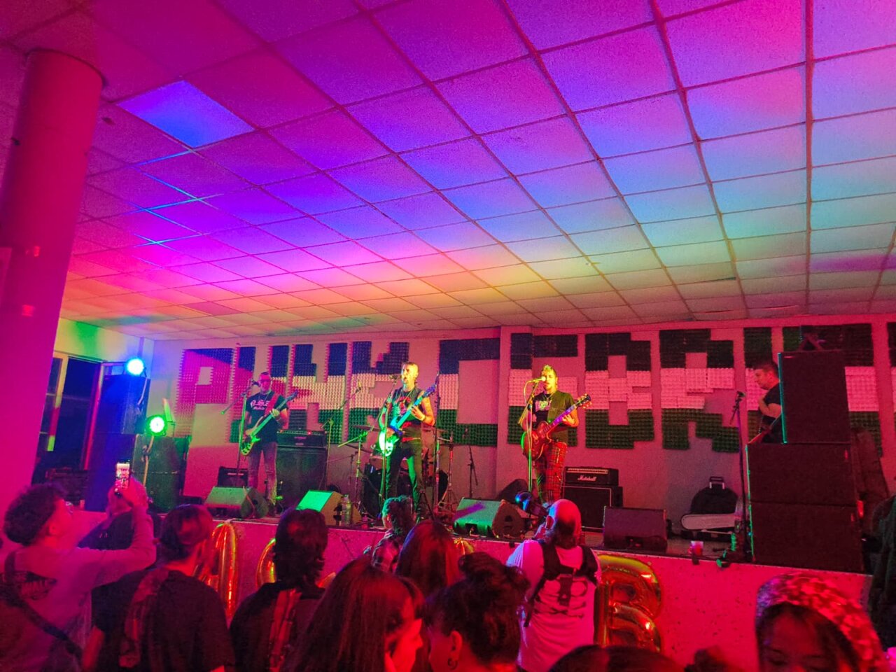 Concierto de punk en San Cebrián de Campos con luces de colores