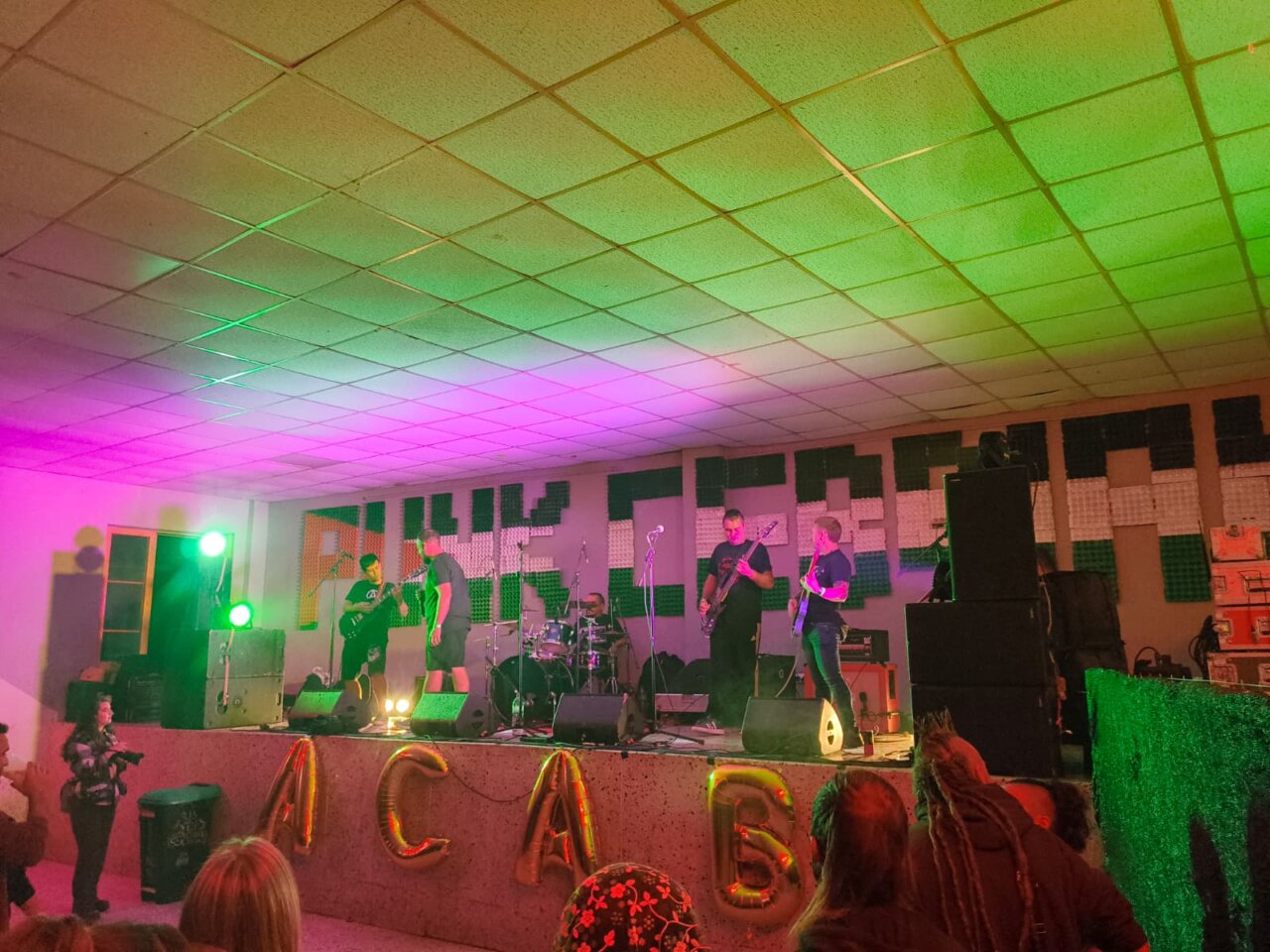 Concierto de punk en San Cebrián de Campos con luces de colores