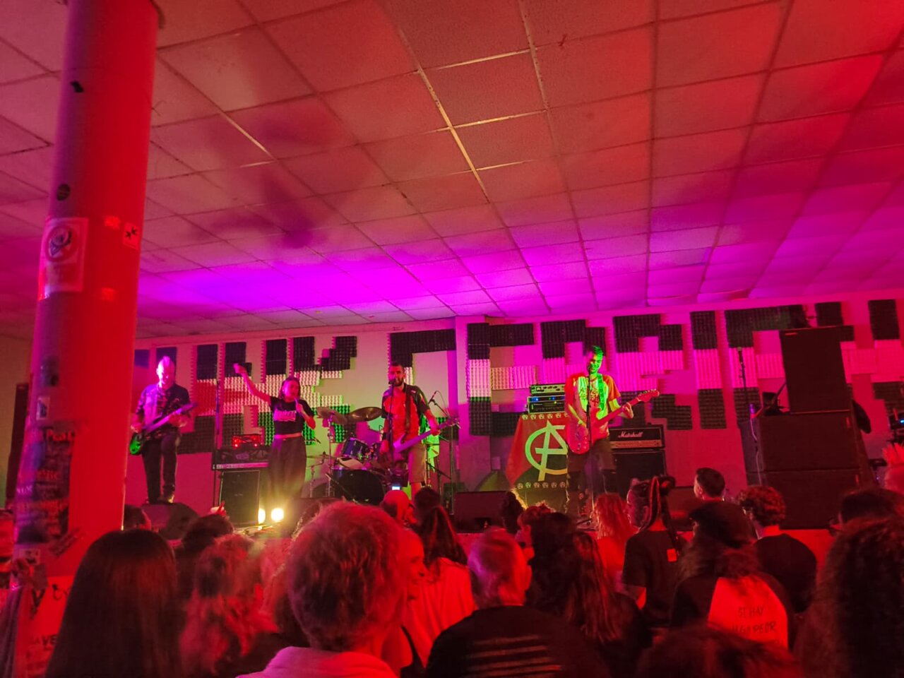 Concierto de punk en San Cebrián de Campos con banda en el escenario