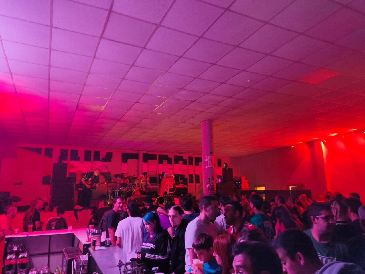 Concierto de punk en San Cebrián de Campos con una multitud de asistentes